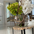 Vaso Lua com Orquídeas Vanda Brancas e Cymbidiums Verdes